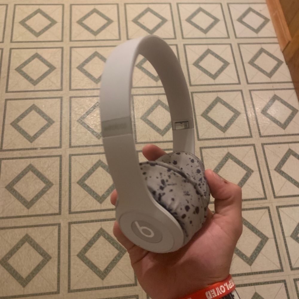 Beats solo 3 matte silver with beat kicks